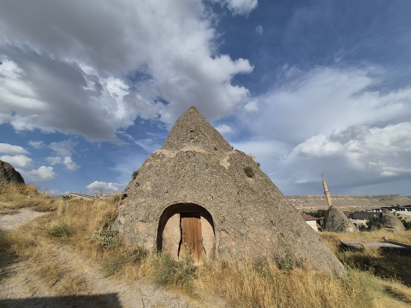 Peribacasının içine oyulmuş kilise; bugün ağıl olarak kullanılıyor.