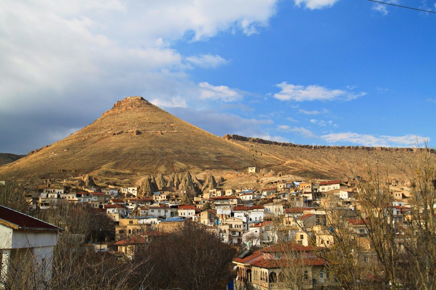 Taşkınpaşa Köyü ve arkasındaki Bayramkalesi tepesi